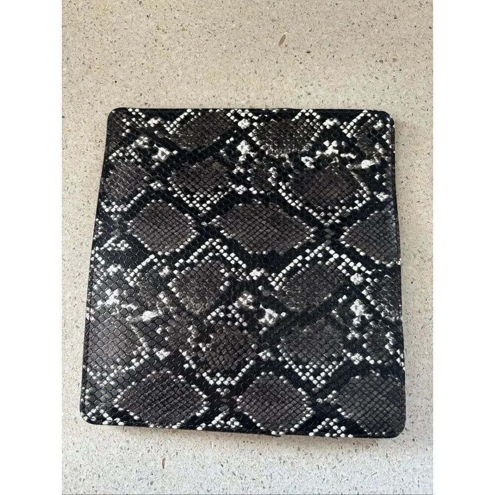 Kenneth Cole small pouch - Picture 3 of 4